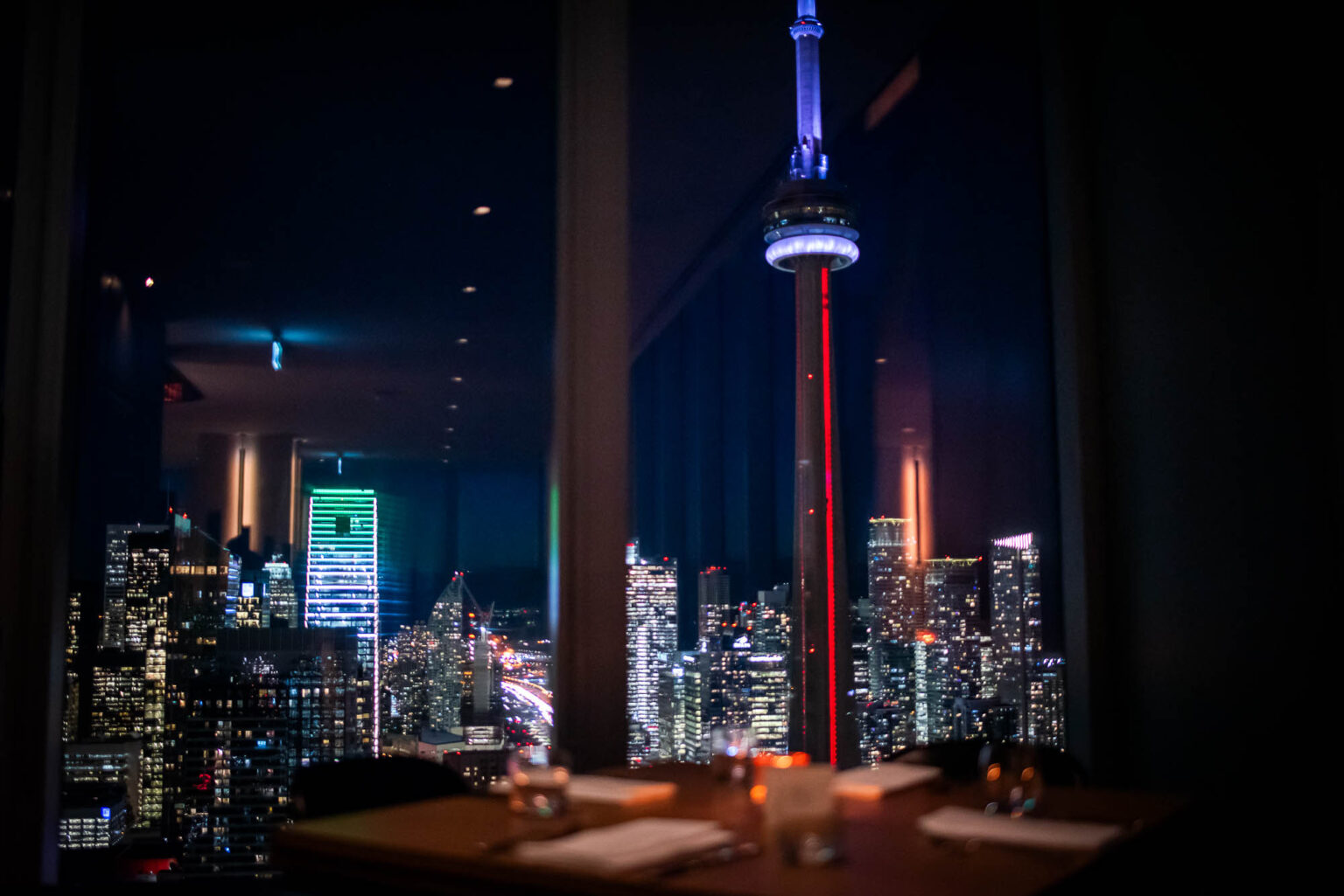 late-night-bottle-service-aera-restaurant-in-downtown-toronto